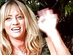 Rauðhærða, asískt lesbía er fast skræfa fingri meðan fjörug vinir í park