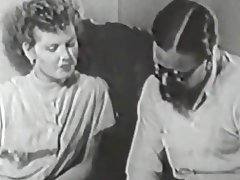 Löðni strákurinn ítroðsla nýja vin sinn (1950s árgangur)