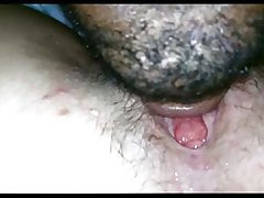 Sleikti á hana þar til hún kom klukkan 1:06